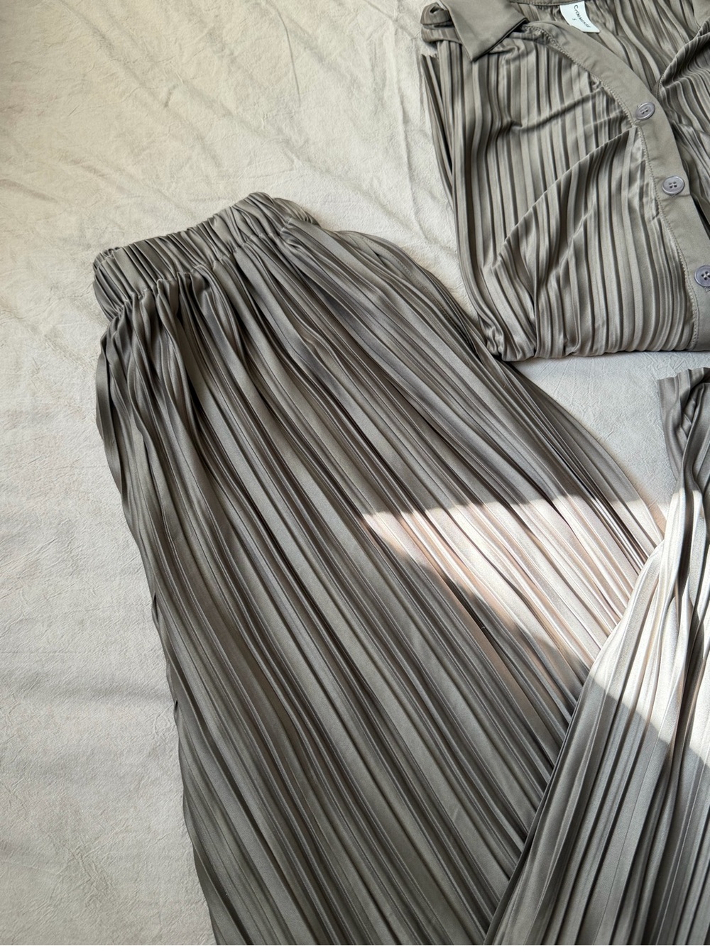 Commense Oversized Leisure Pleat Pockets Two Piece Pants Set - Picture 2 of 12